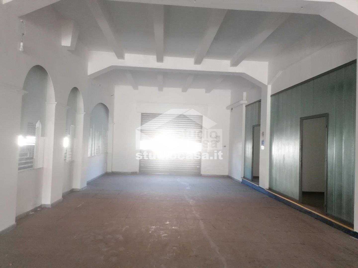 Negozio in affitto a Crotone