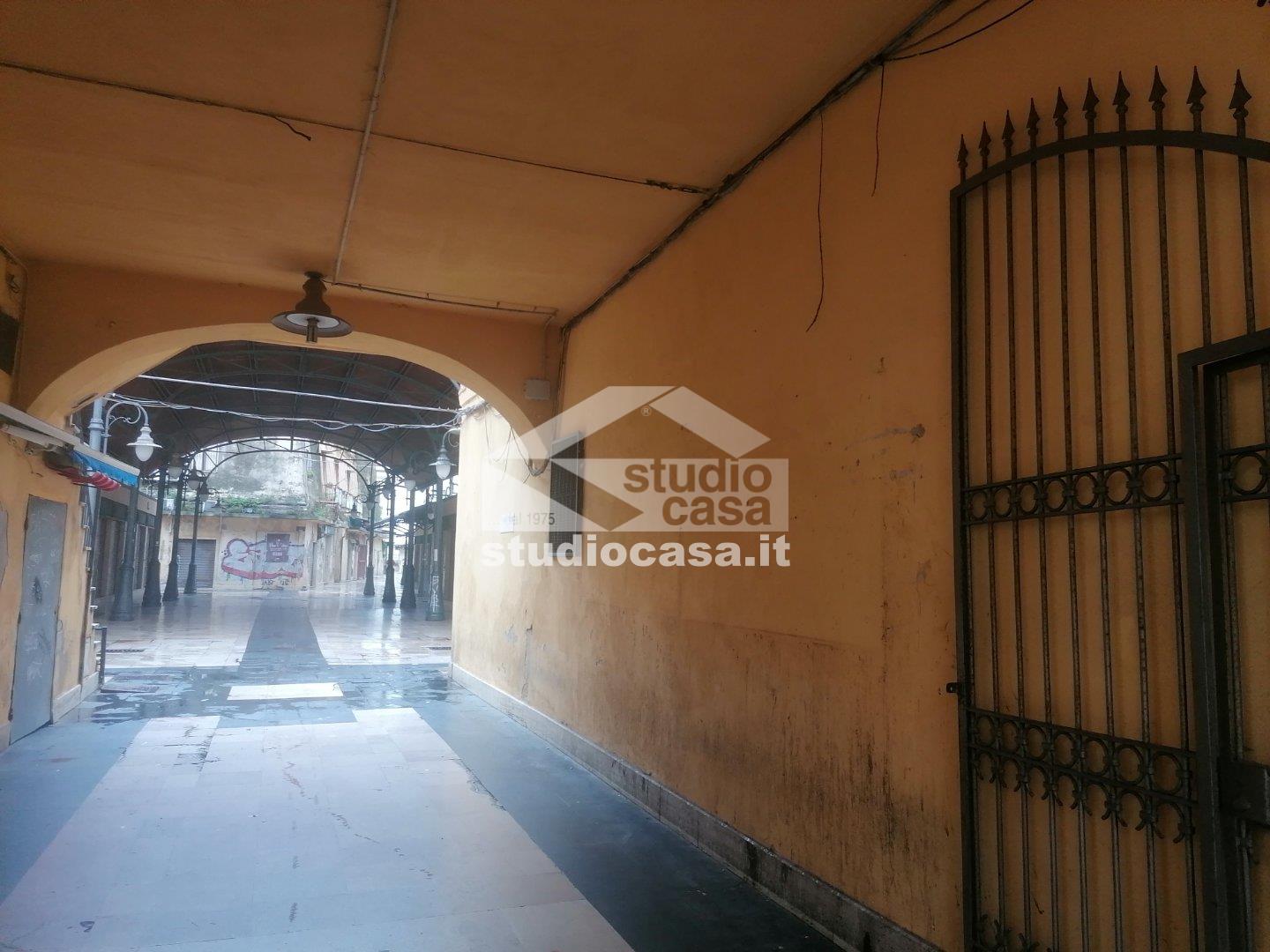 Magazzino in vendita a Crotone