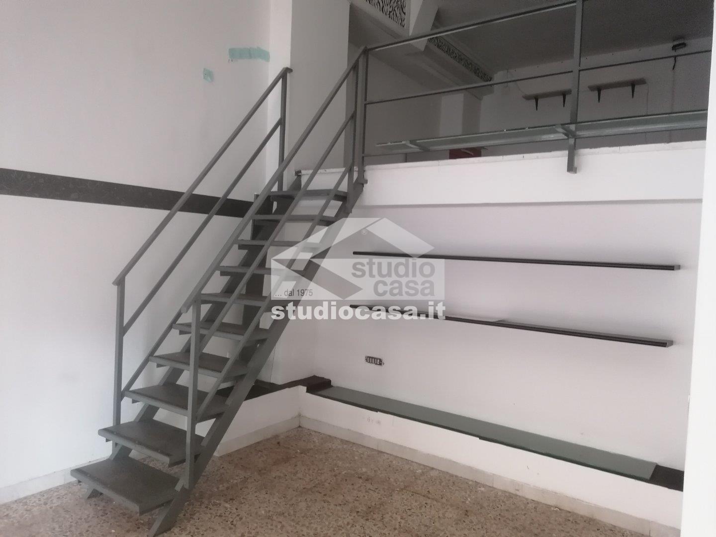Magazzino in affitto a Crotone