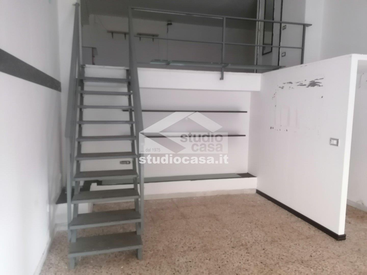 Magazzino in affitto a Crotone