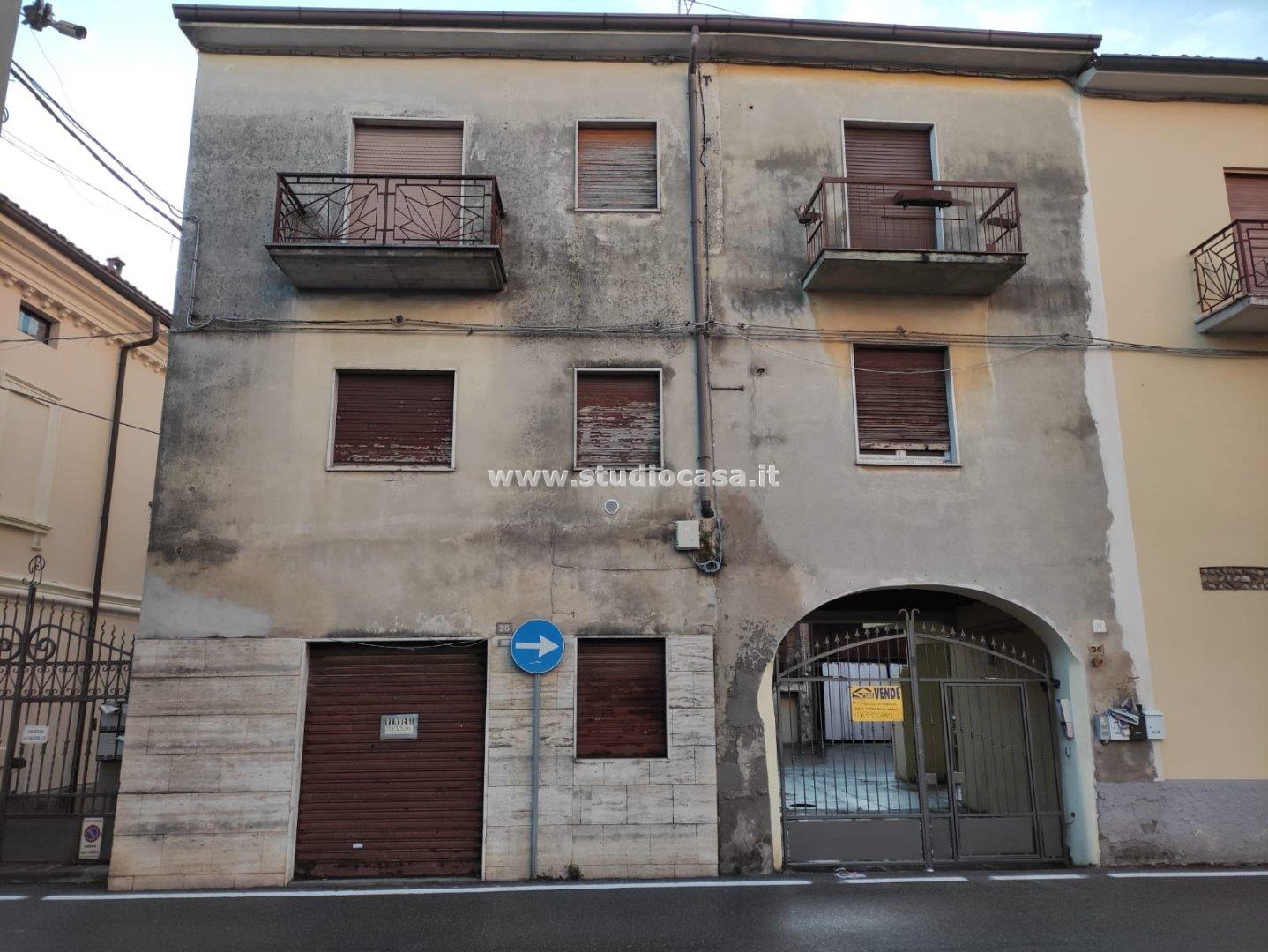Casa Plurifamiliare in vendita a Calvenzano