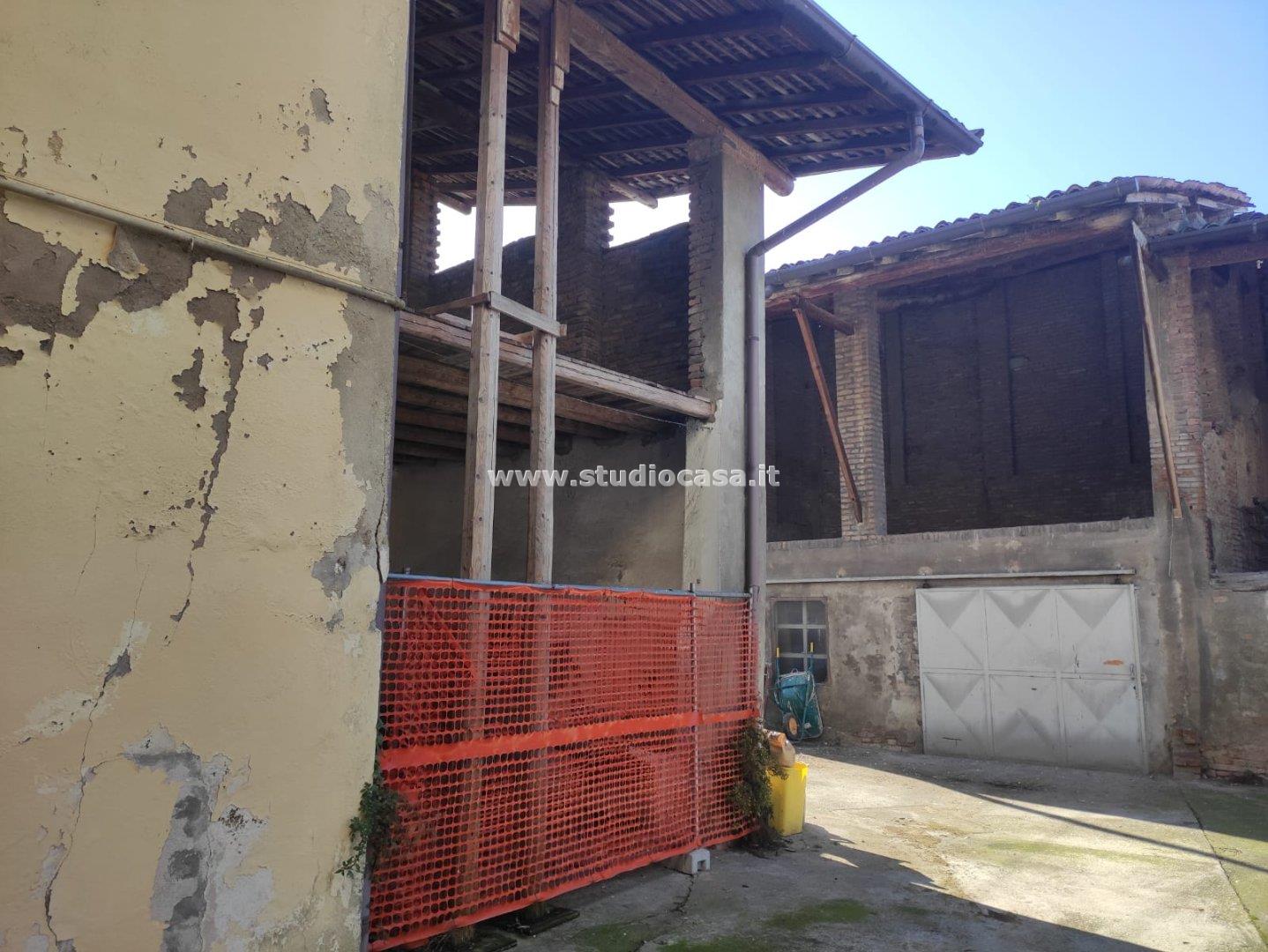 Casa Plurifamiliare in vendita a Calvenzano