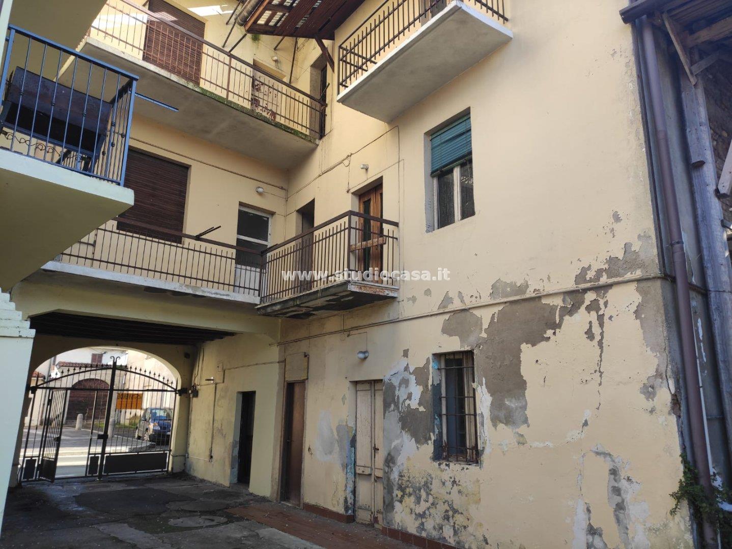 Casa Plurifamiliare in vendita a Calvenzano
