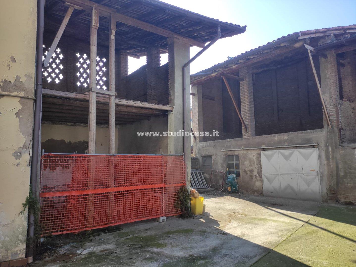 Casa Plurifamiliare in vendita a Calvenzano