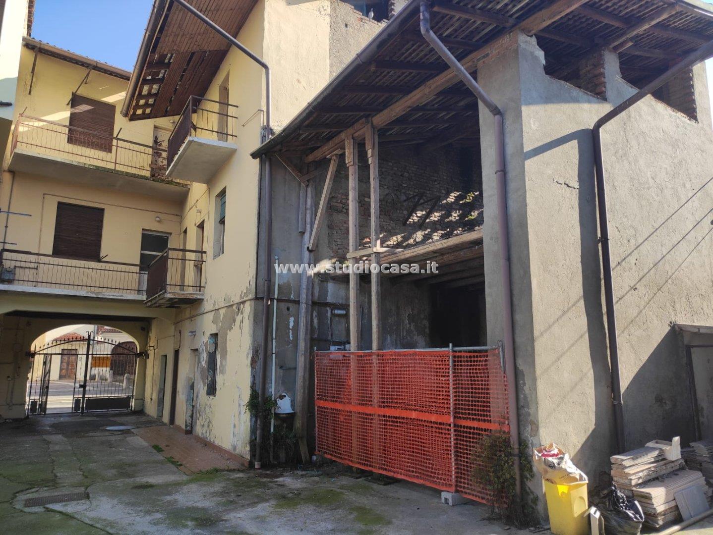 Casa Plurifamiliare in vendita a Calvenzano