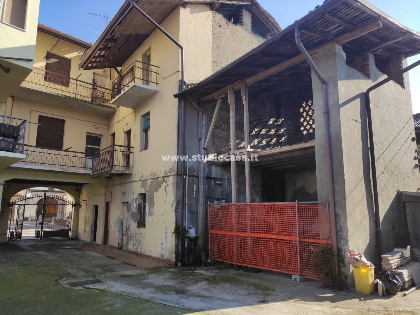 Casa Plurifamiliare in vendita a Calvenzano