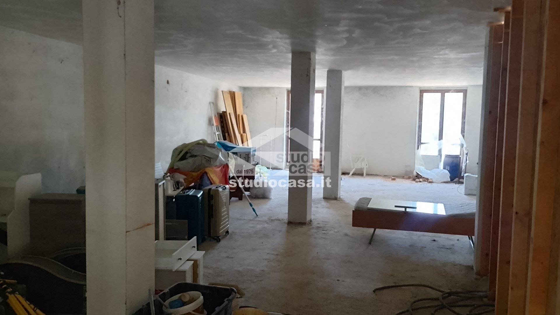Deposito in vendita a Terranova dei Passerini