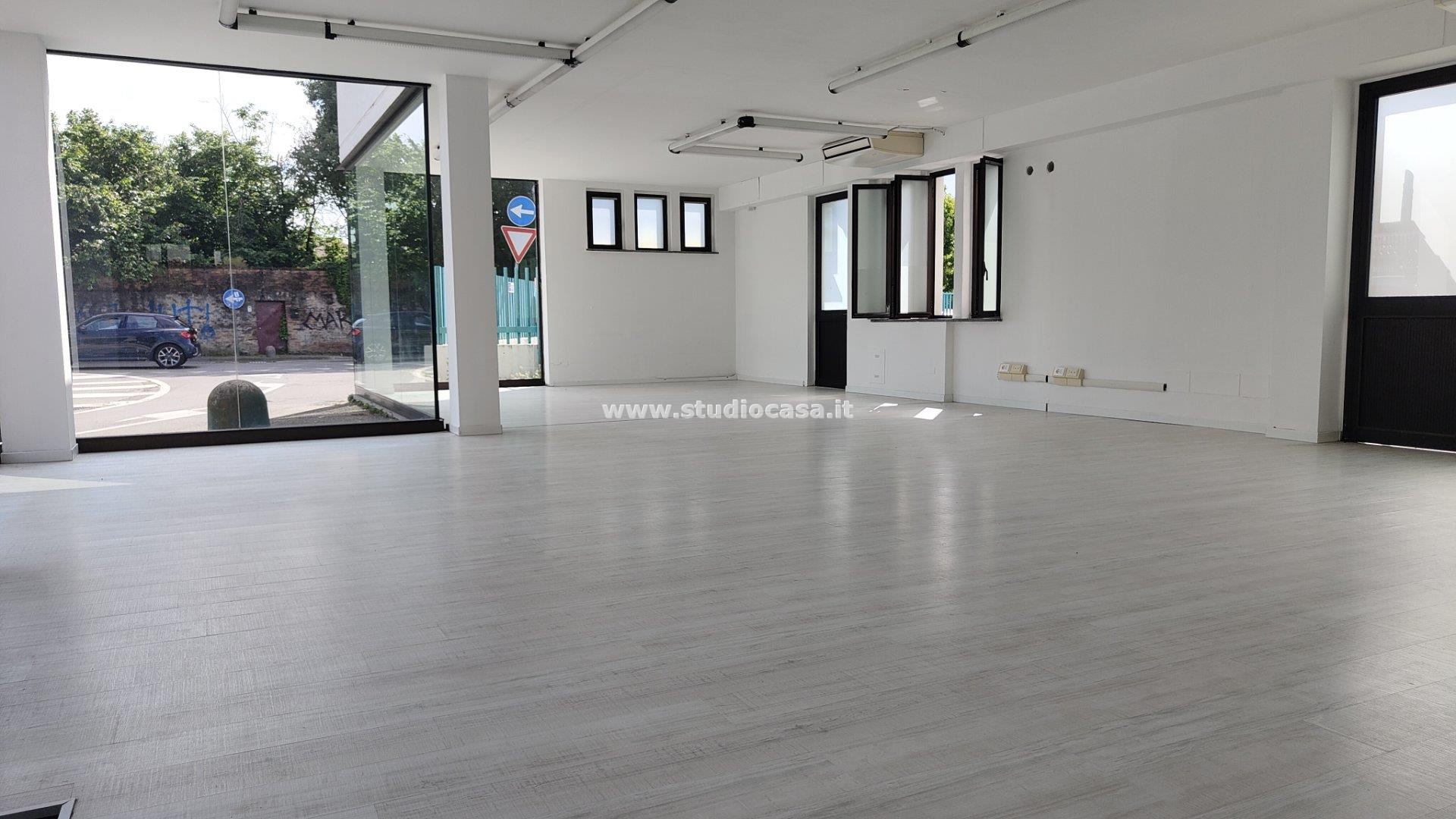 Negozio in affitto a Crema