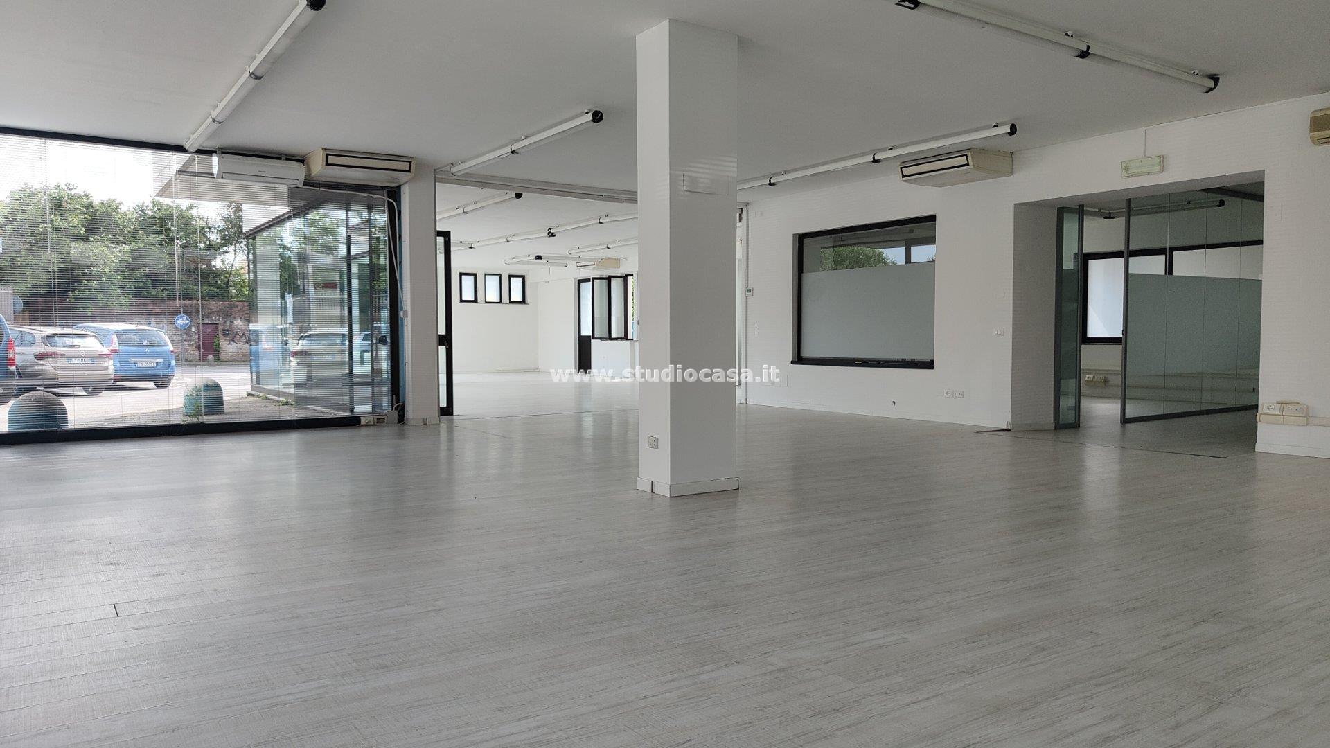 Negozio in affitto a Crema