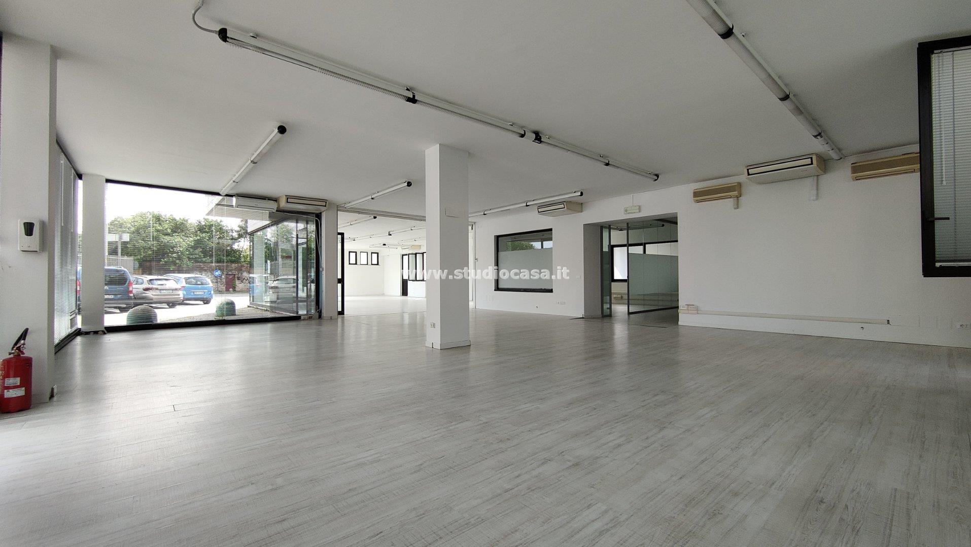 Negozio in affitto a Crema