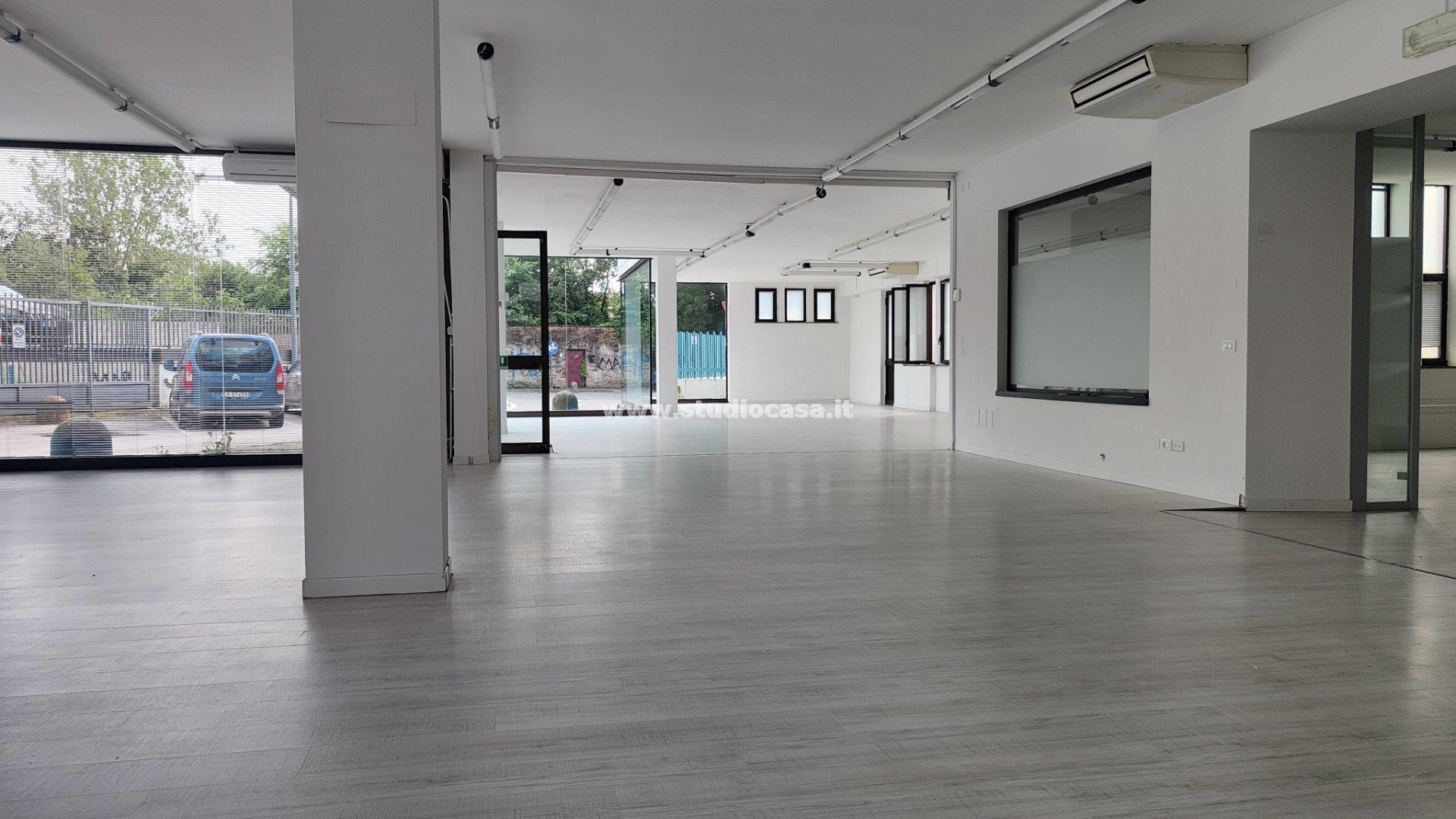 Negozio in affitto a Crema