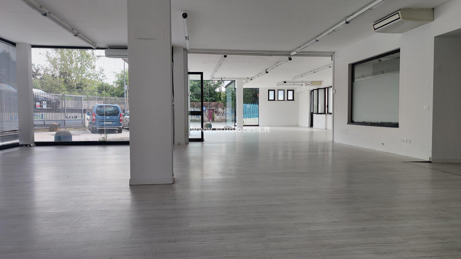 Negozio in affitto a Crema