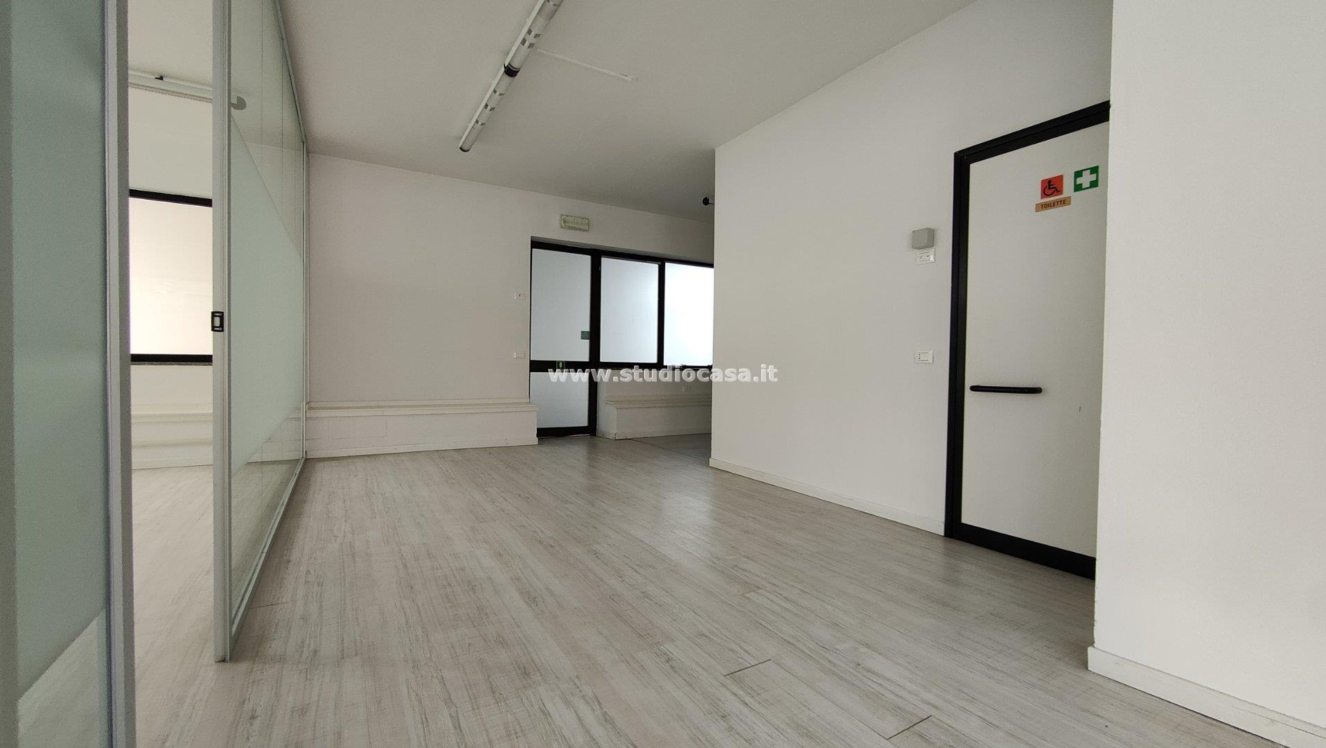 Negozio in affitto a Crema