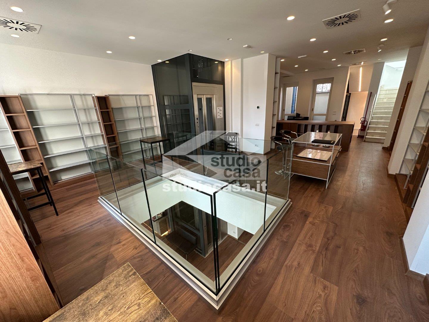 Negozio in affitto a Crema