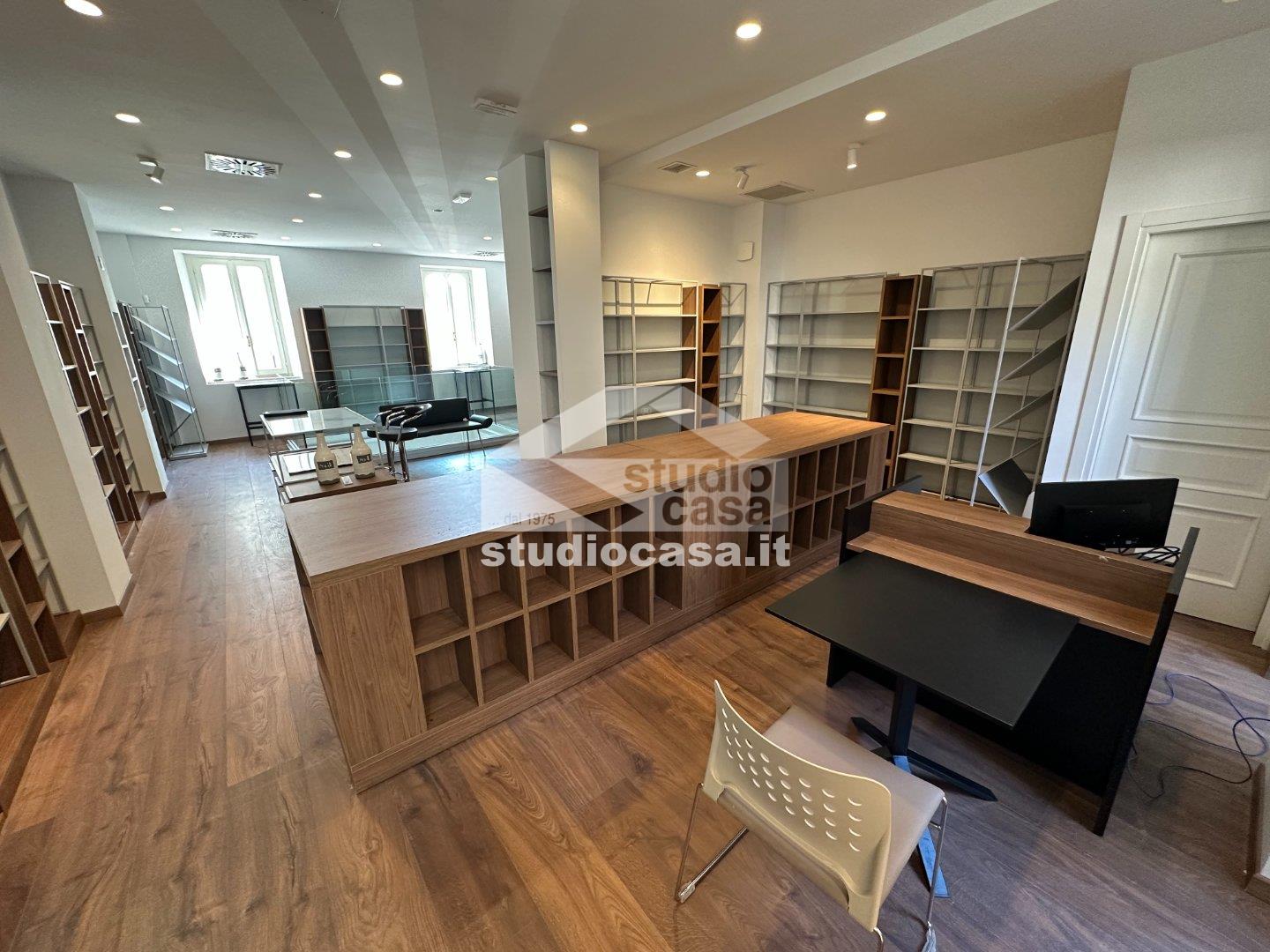 Negozio in affitto a Crema