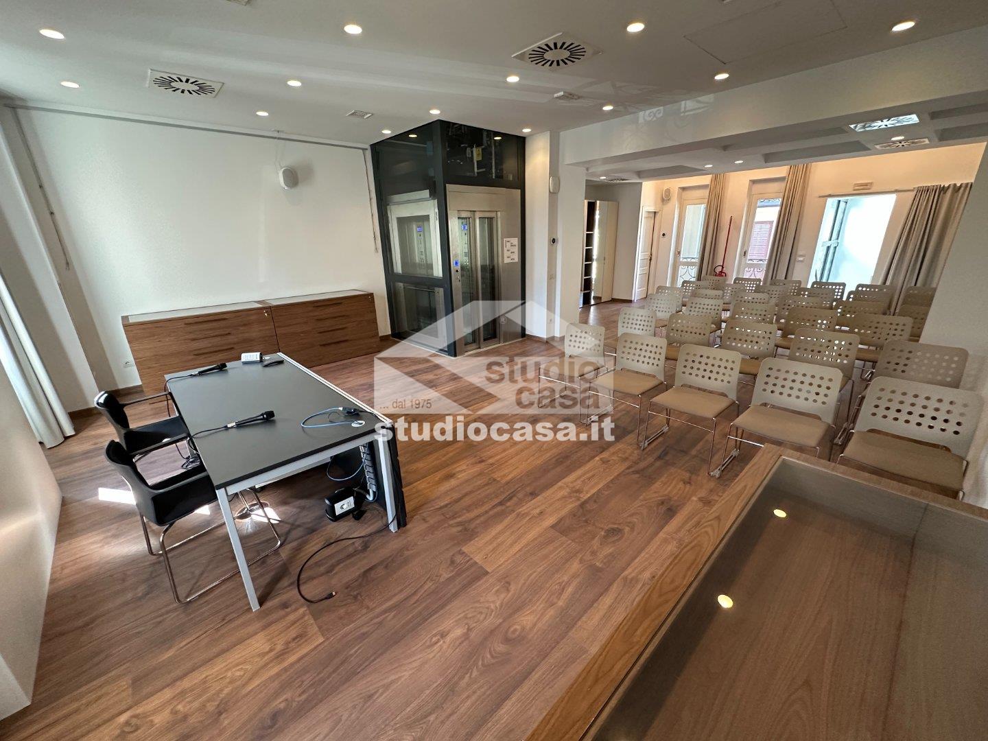 Negozio in affitto a Crema