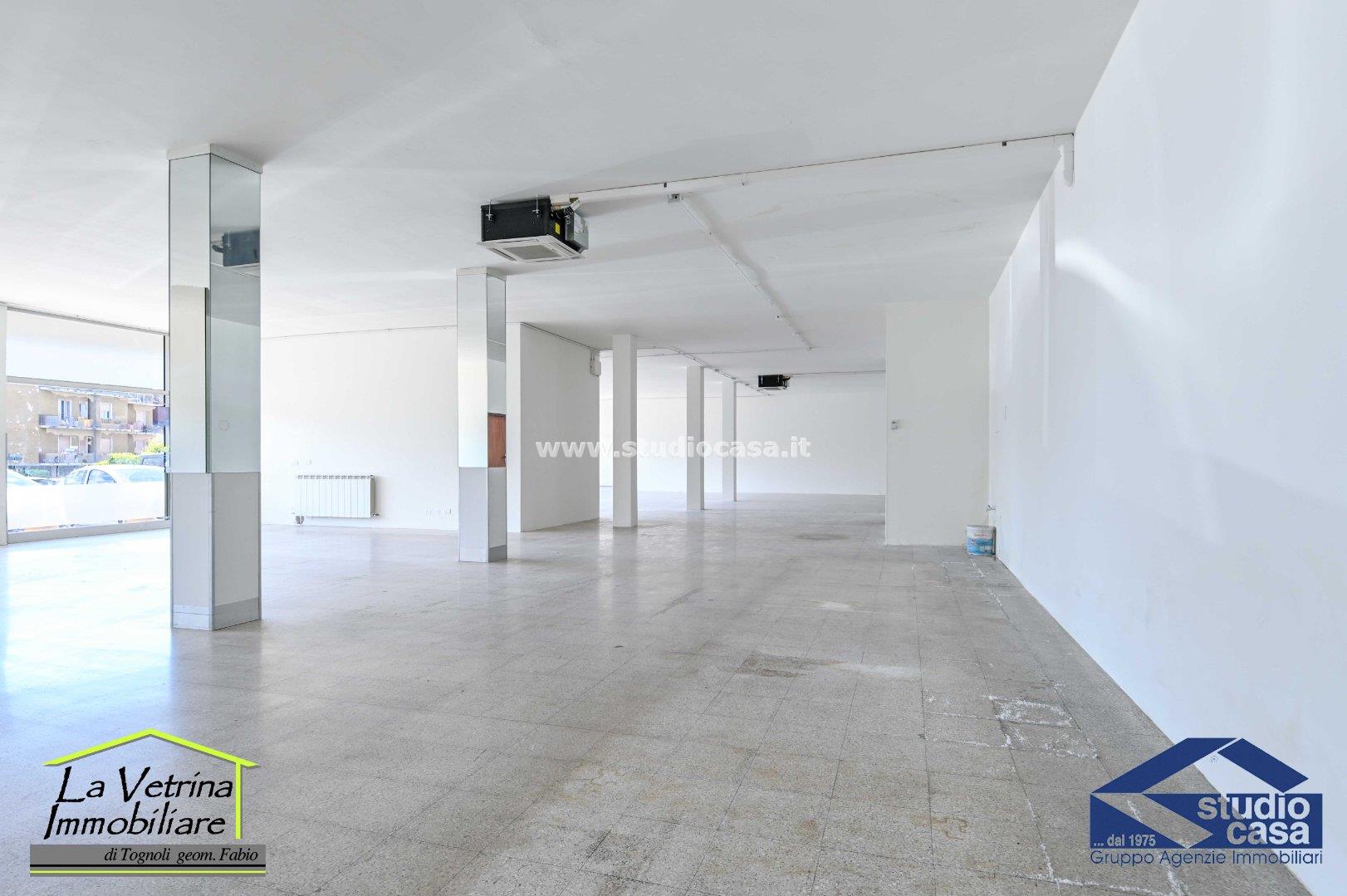 Negozio in affitto a Albano Sant