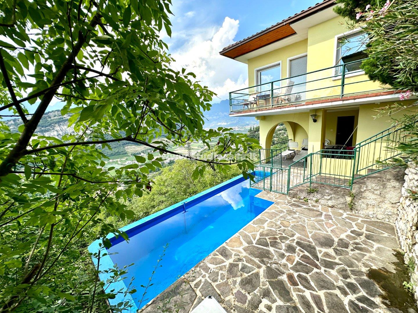 Casa Unifamiliare in vendita a Nago-Torbole