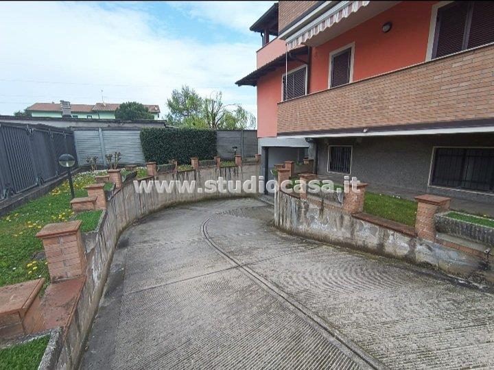 Box / Autorimessa in affitto a Rho
