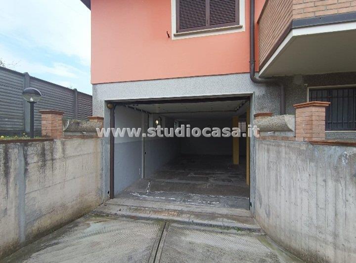 Box / Autorimessa in affitto a Rho