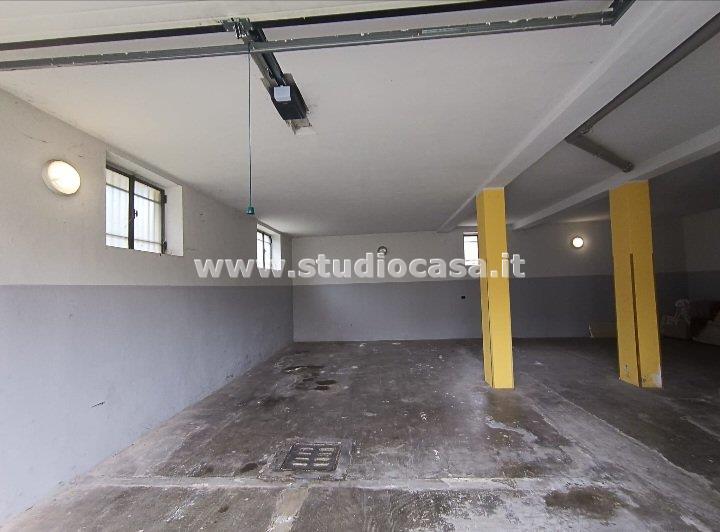 Box / Autorimessa in affitto a Rho
