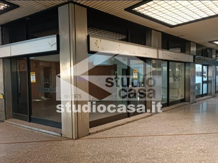 Negozio in affitto a Rho