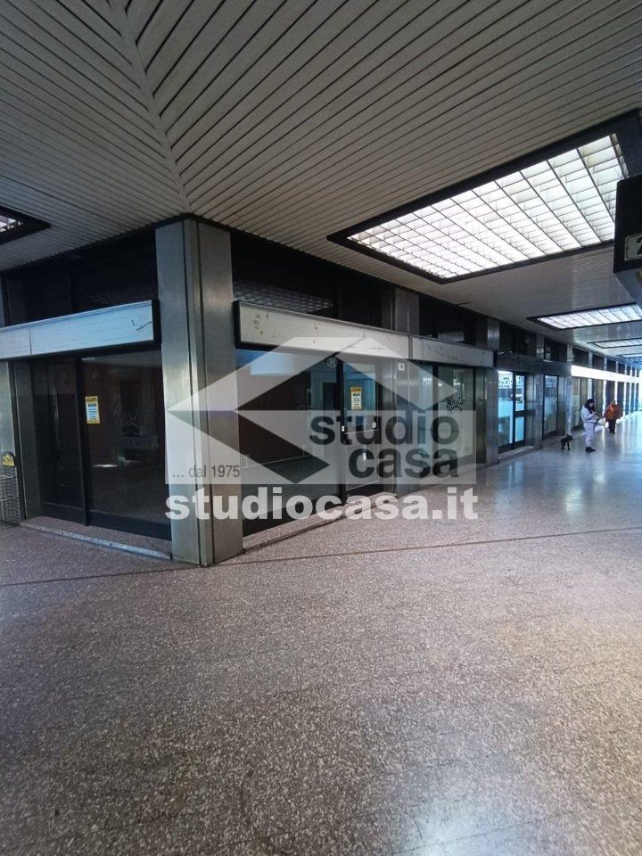 Negozio in affitto a Rho