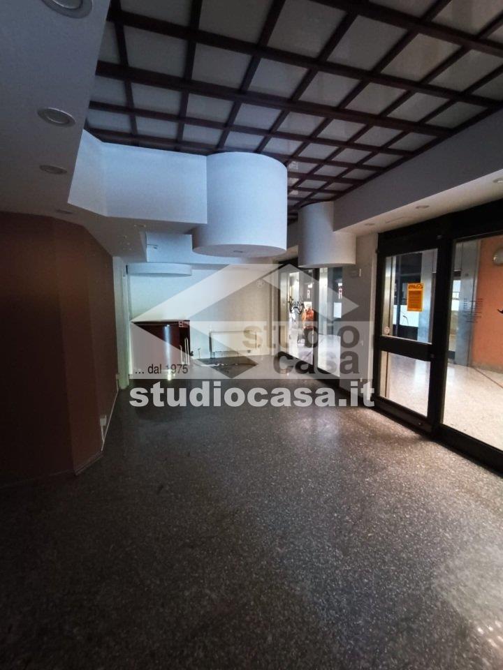 Negozio in affitto a Rho