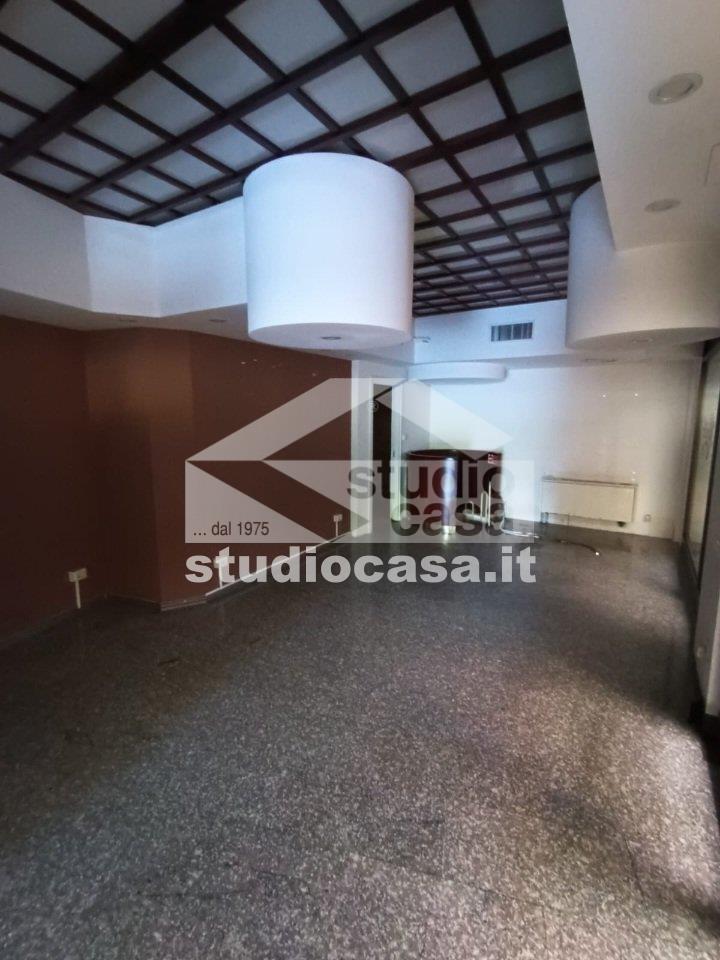 Negozio in affitto a Rho