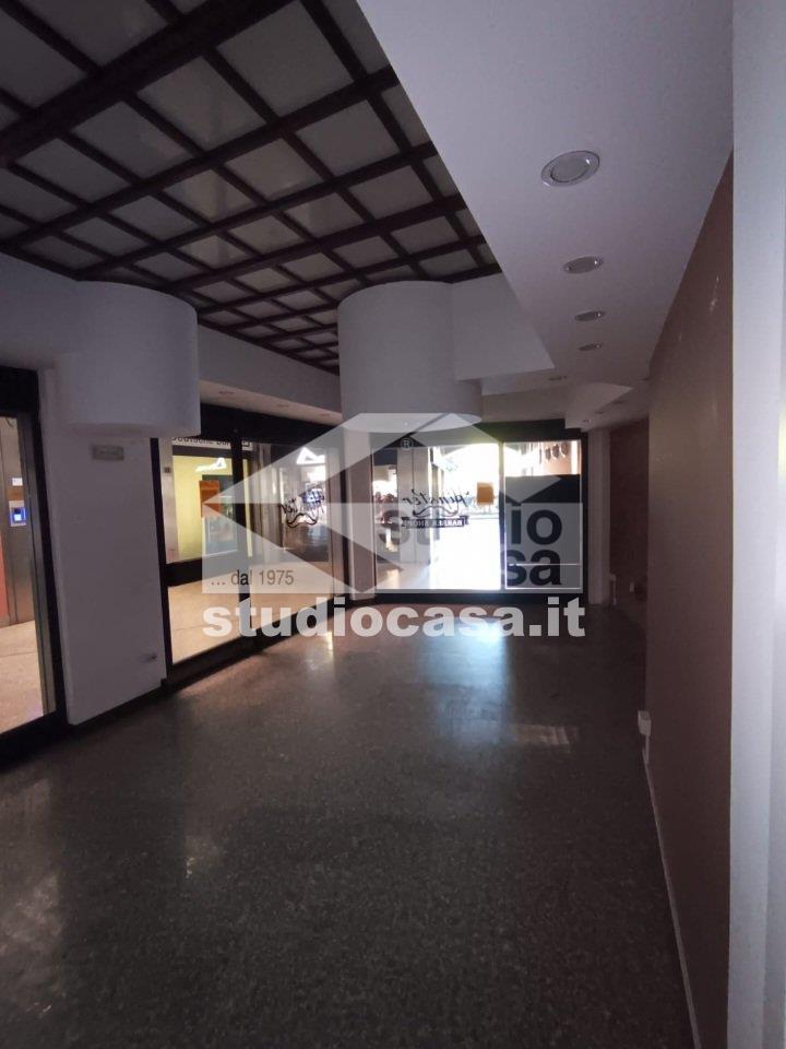 Negozio in affitto a Rho
