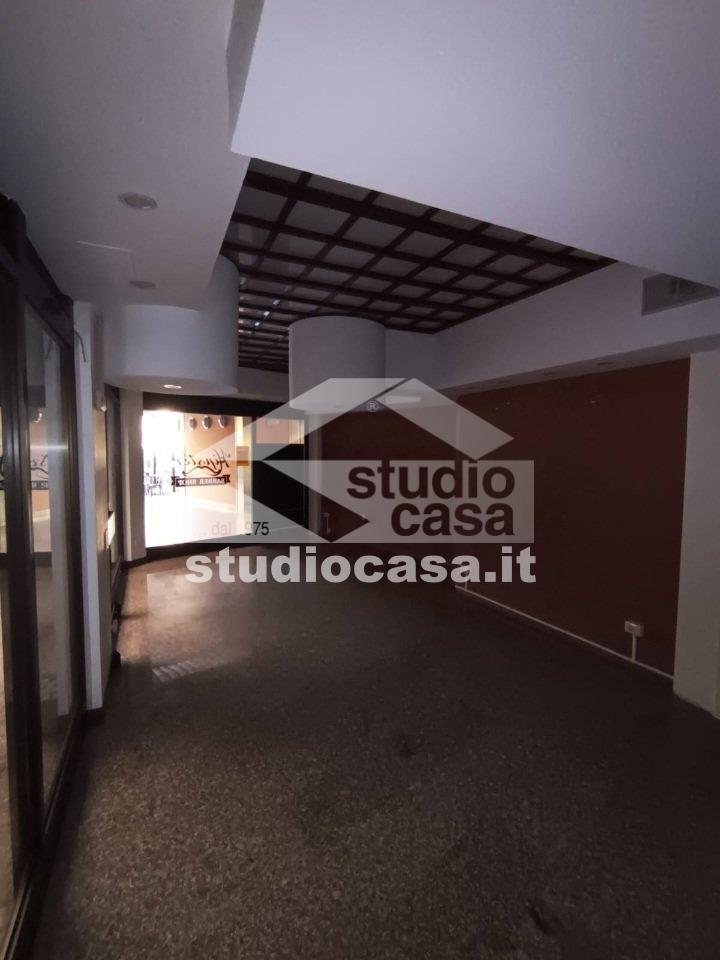 Negozio in affitto a Rho