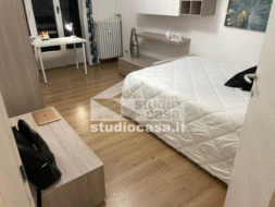 Stanza in Appartamento in affitto a Milano