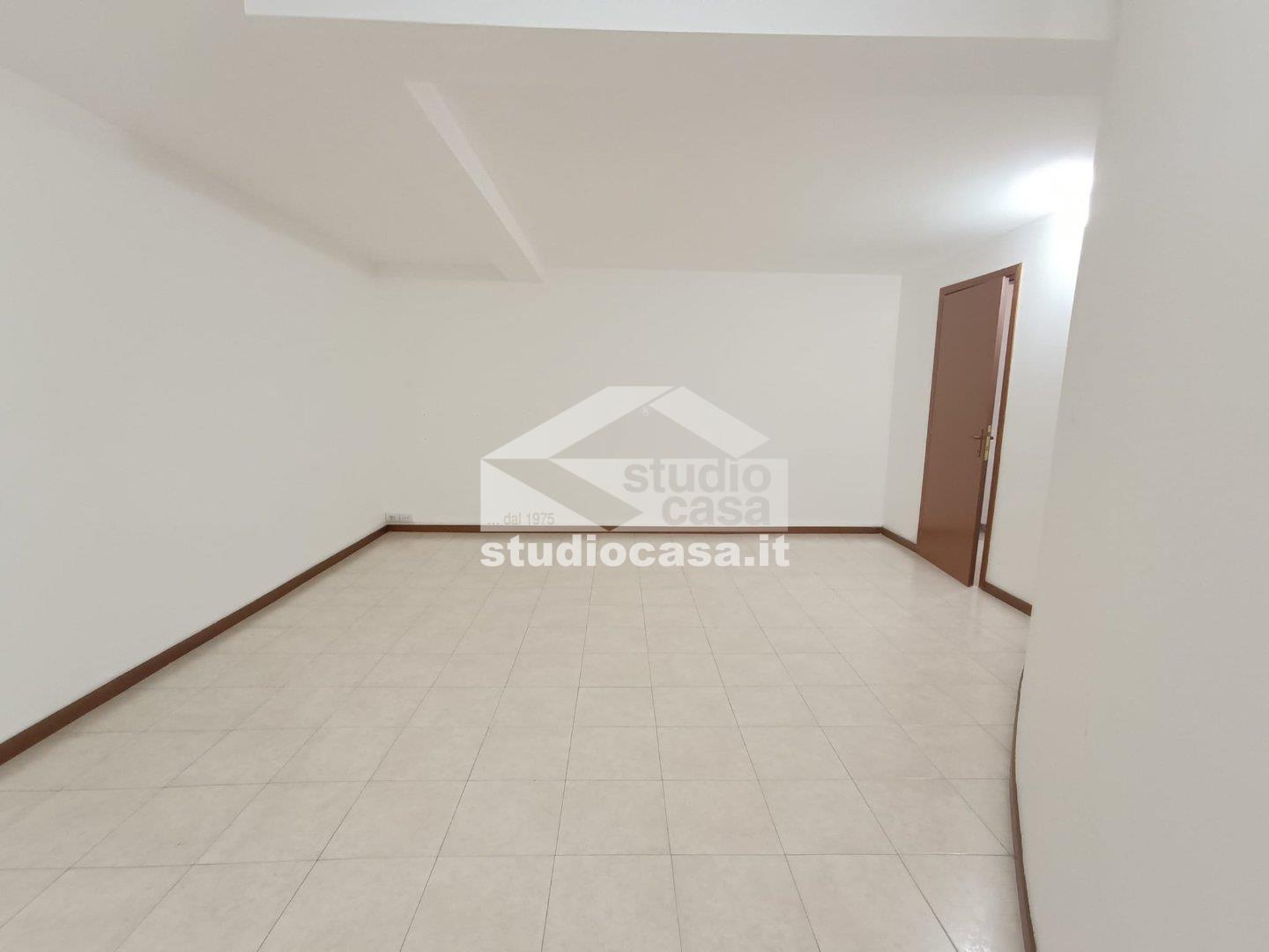 Negozio in affitto a Melegnano