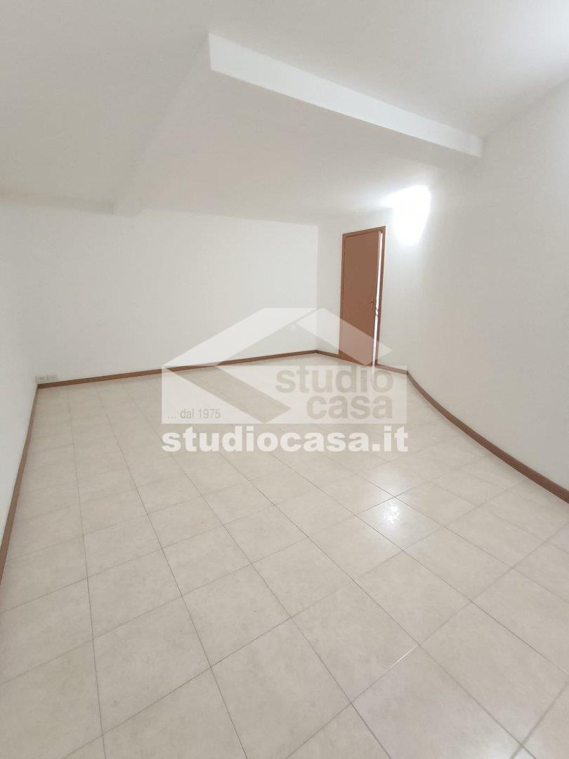 Negozio in affitto a Melegnano