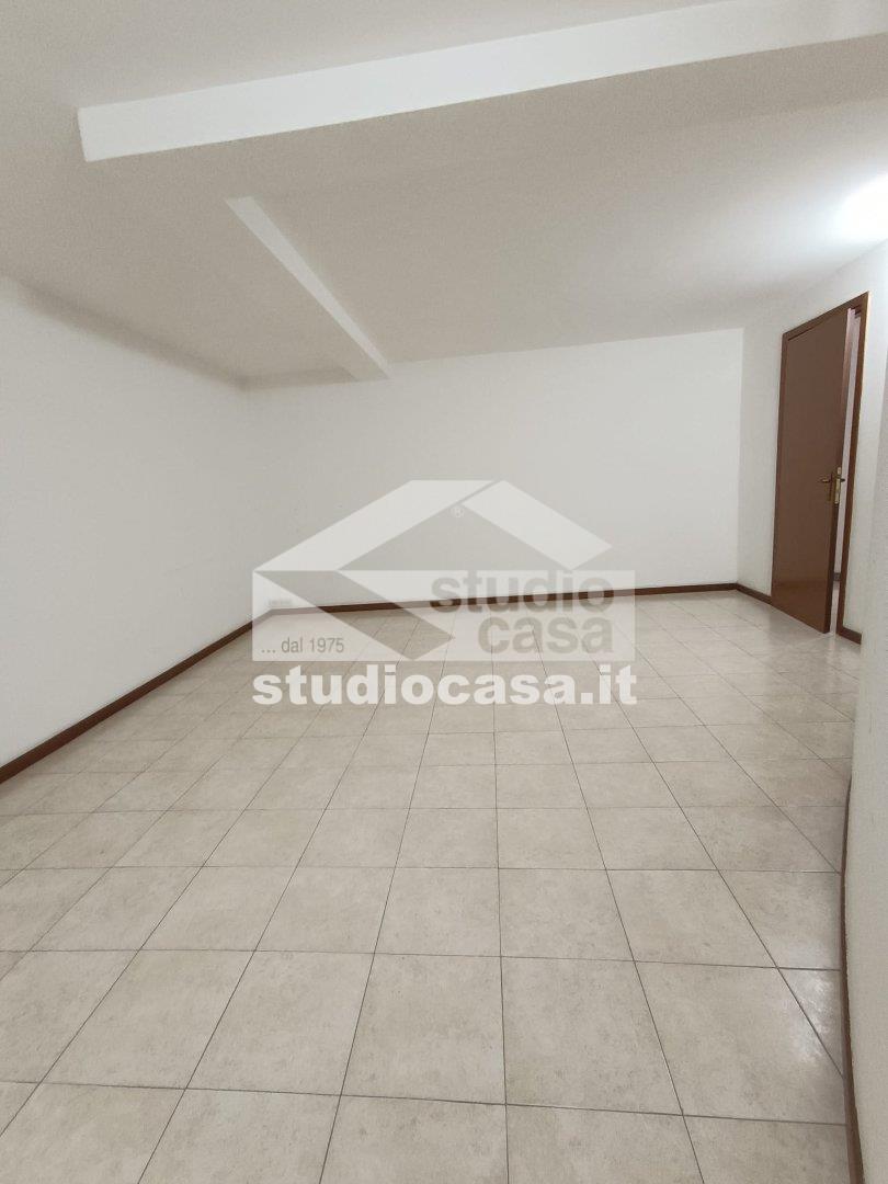 Negozio in affitto a Melegnano