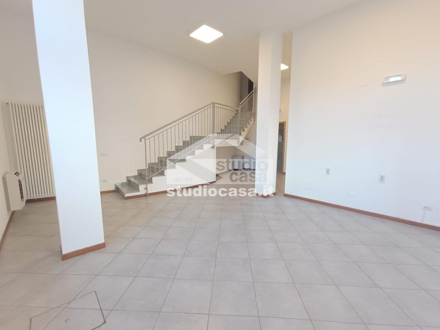 Negozio in affitto a Melegnano