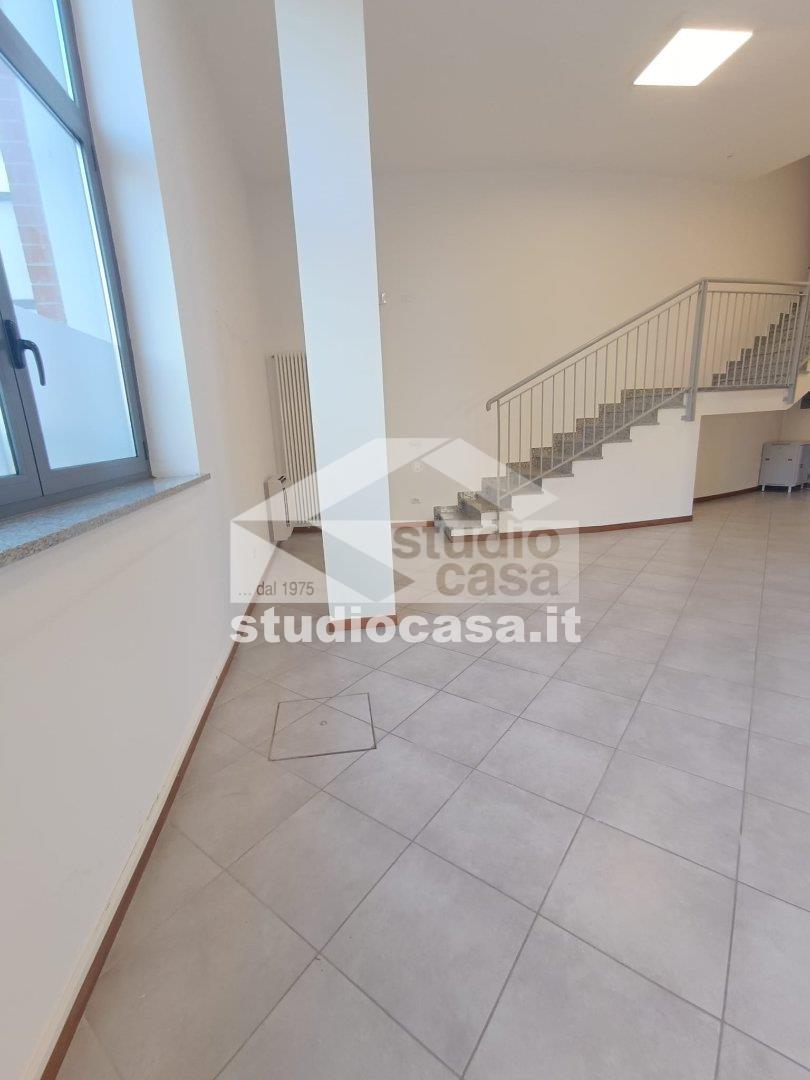 Negozio in affitto a Melegnano