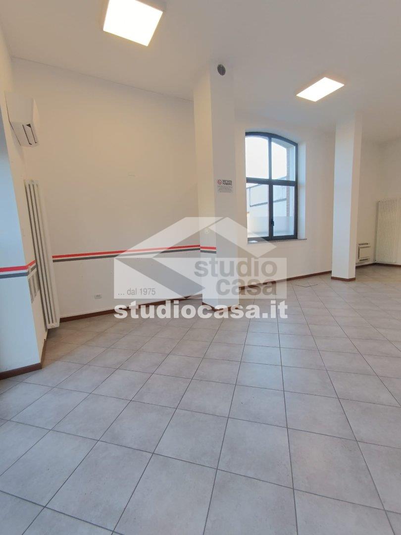 Negozio in affitto a Melegnano
