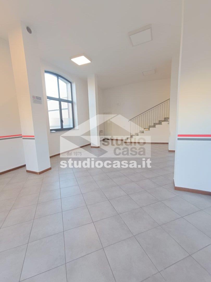 Negozio in affitto a Melegnano