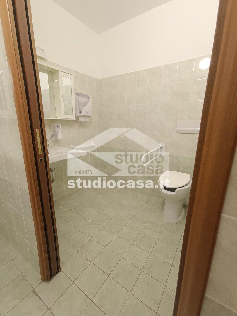 Negozio in affitto a Melegnano