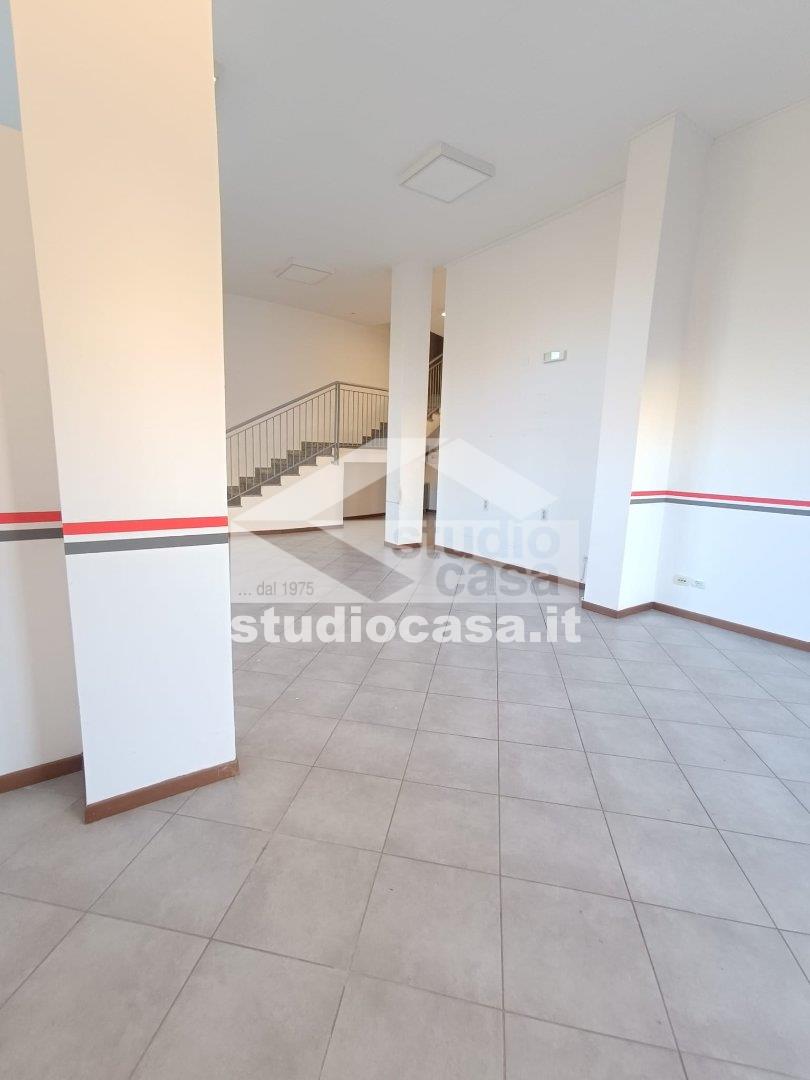 Negozio in affitto a Melegnano