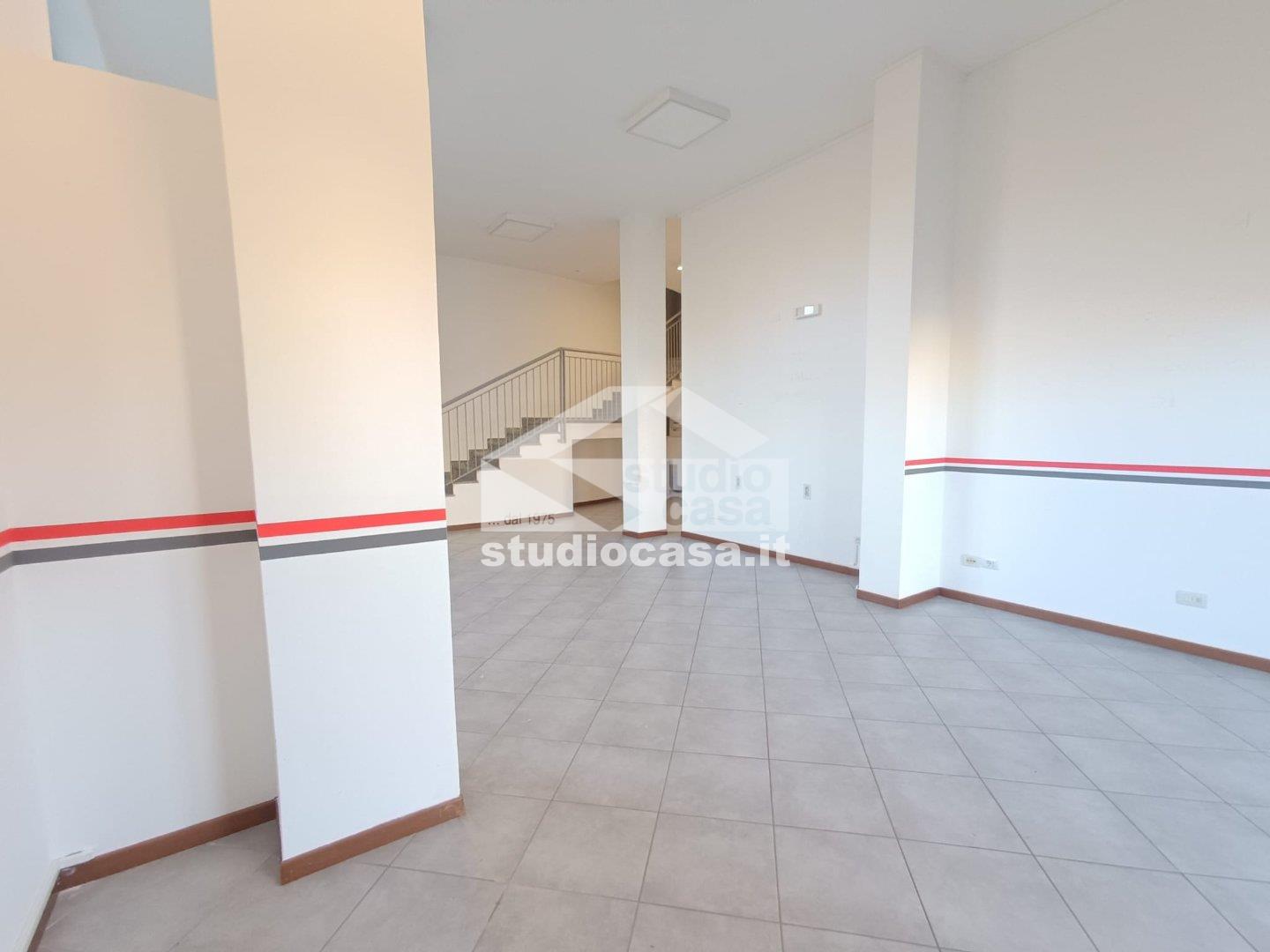 Negozio in affitto a Melegnano