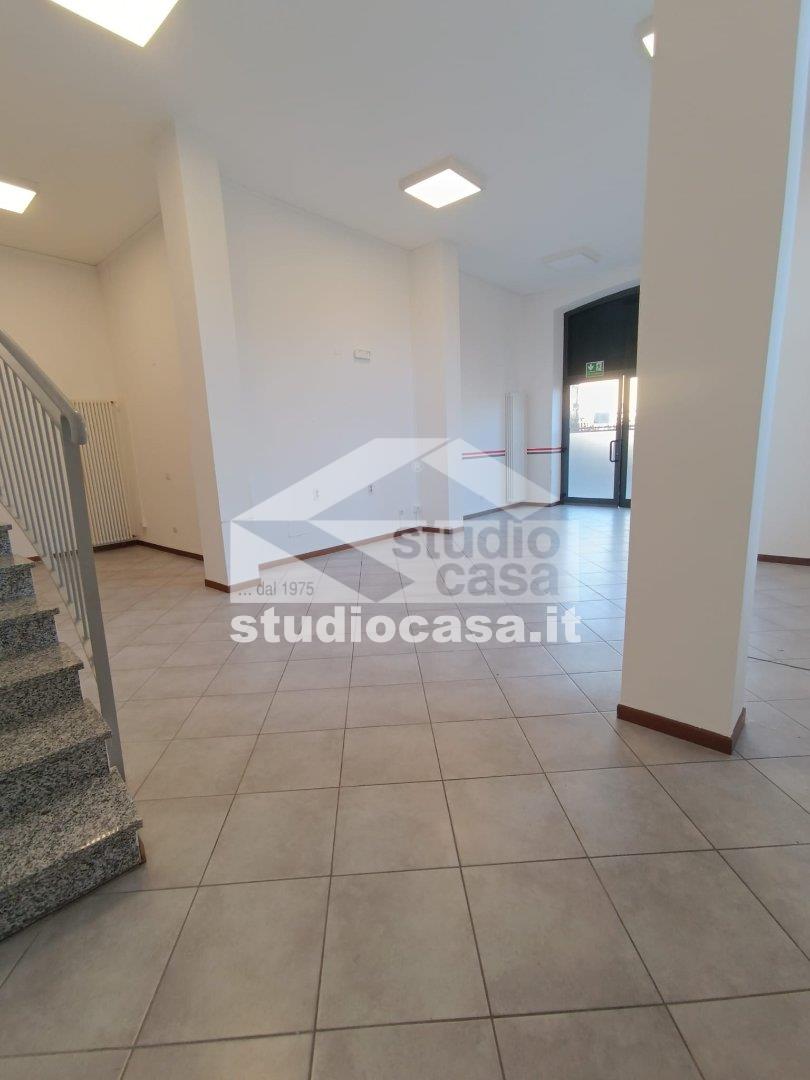 Negozio in affitto a Melegnano
