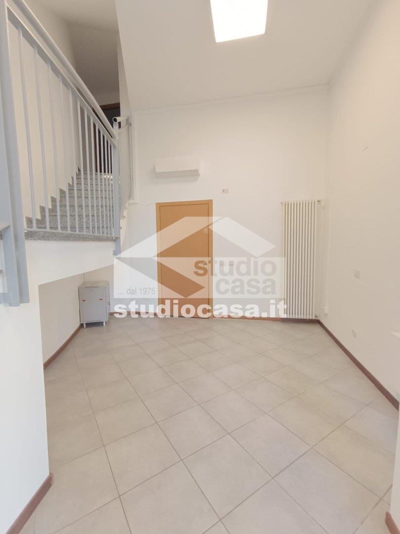 Negozio in affitto a Melegnano
