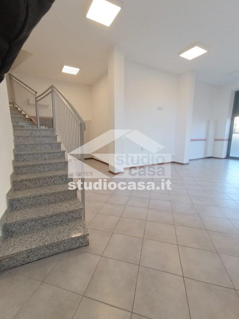 Negozio in affitto a Melegnano