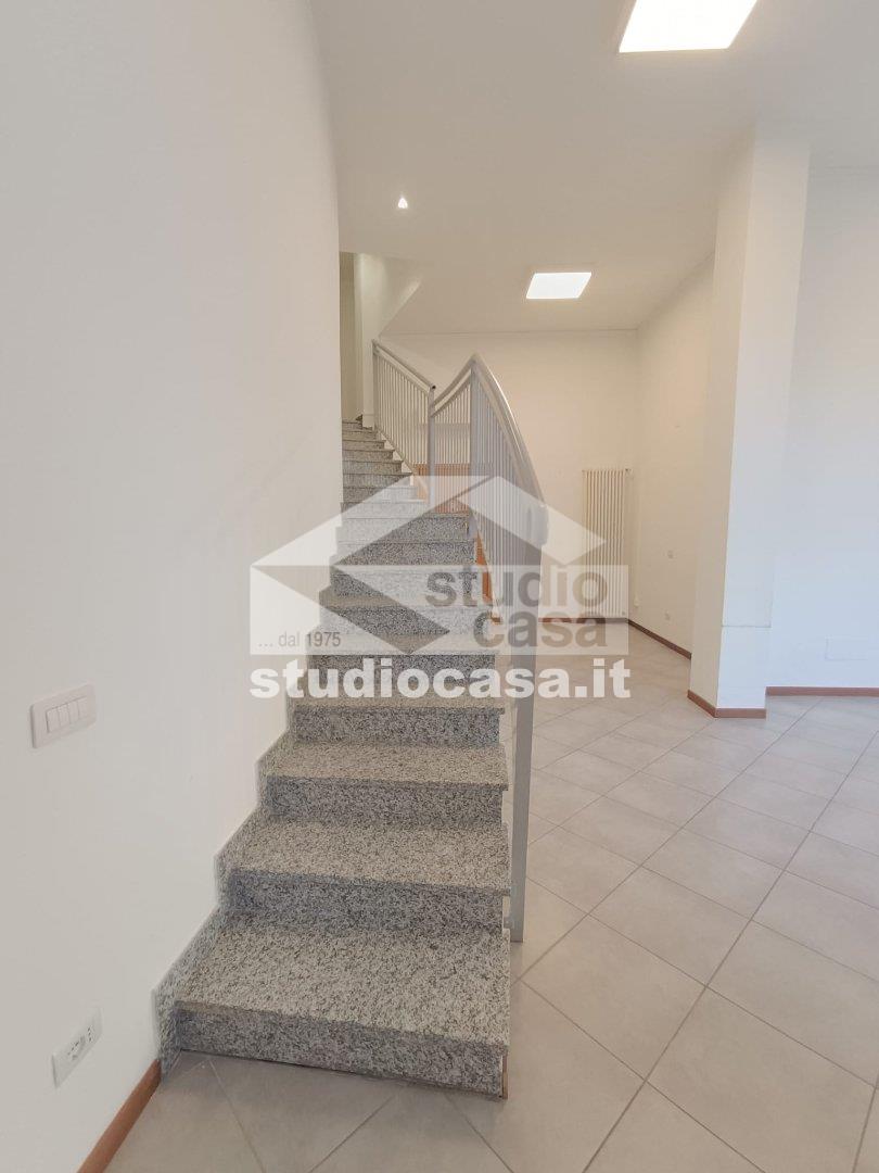 Negozio in affitto a Melegnano
