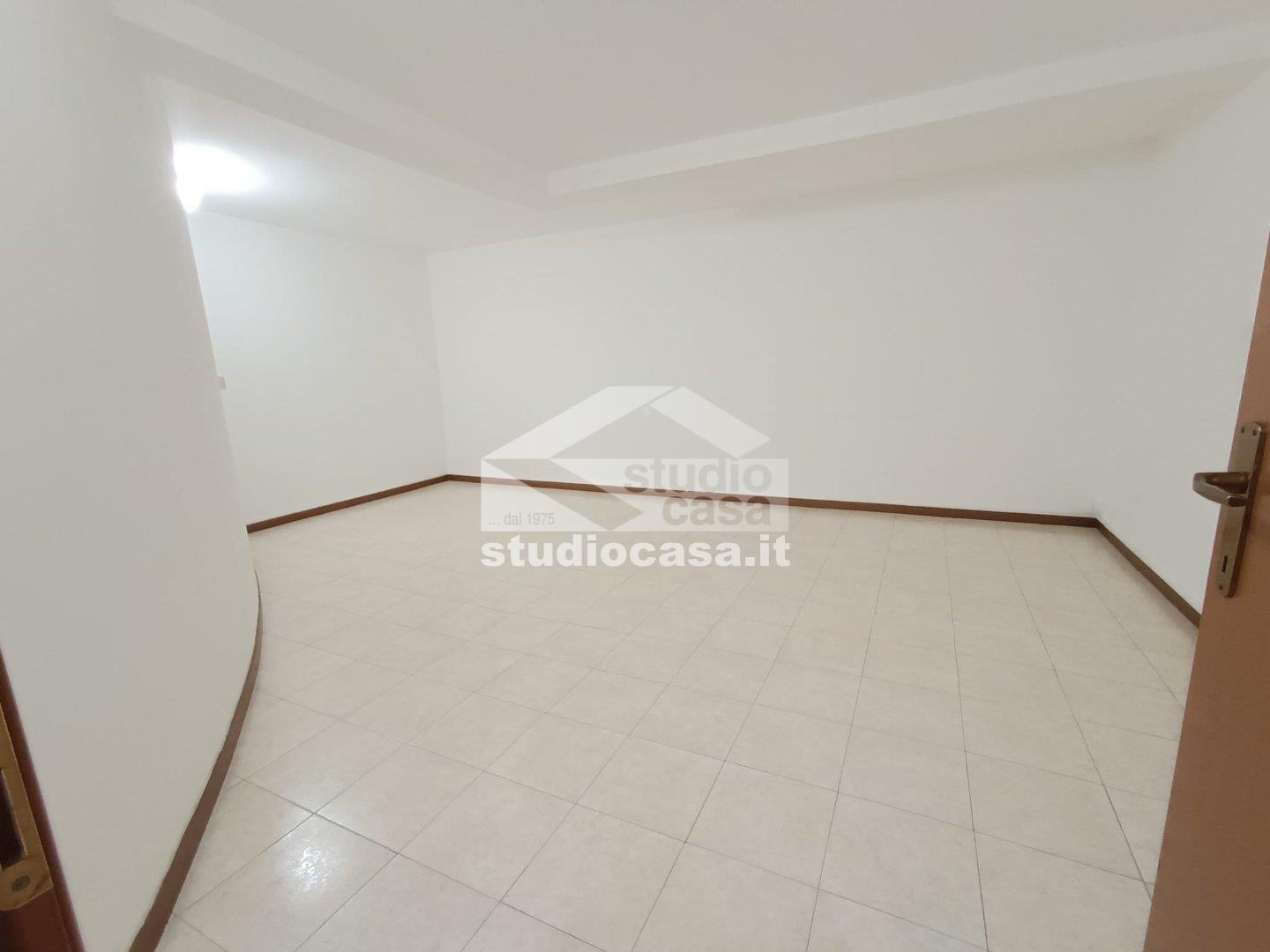 Negozio in affitto a Melegnano