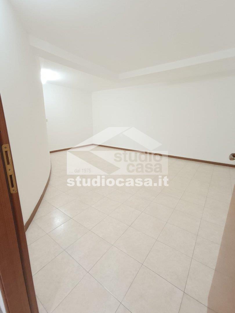 Negozio in affitto a Melegnano