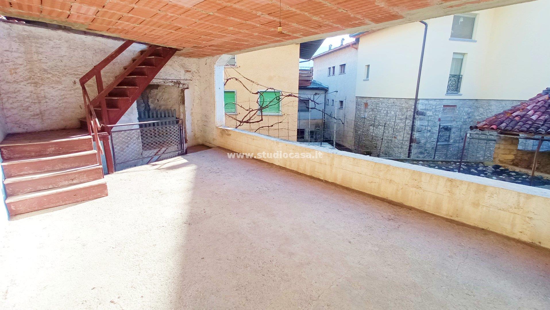 Casa Plurifamiliare in vendita a Rovetta