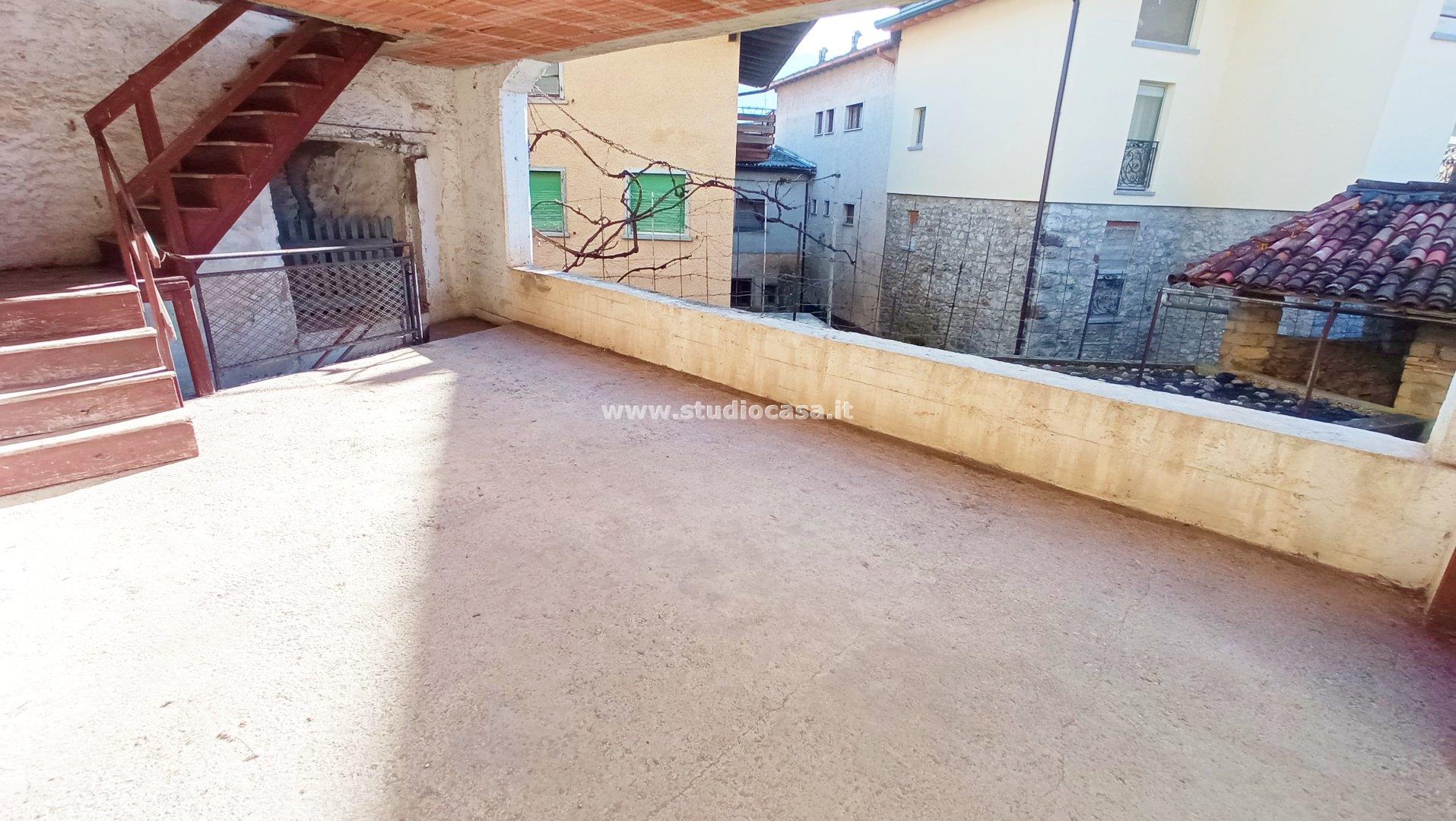 Casa Plurifamiliare in vendita a Rovetta